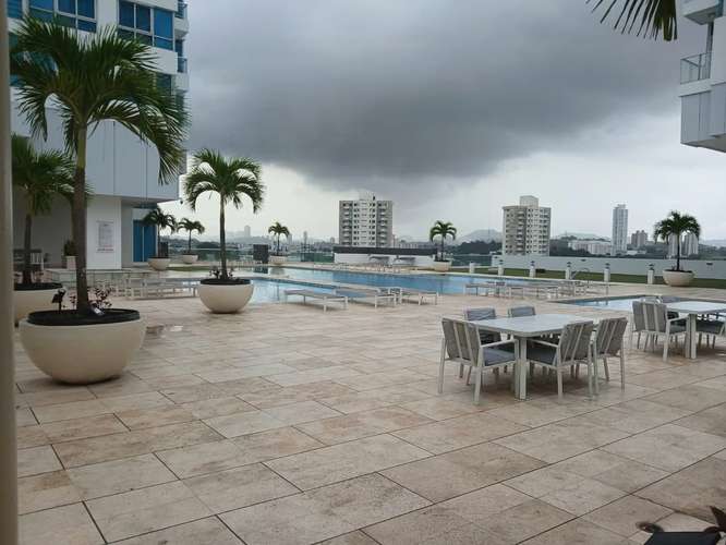 Apartamento amoblado de 3 recámaras con vista al mar, 2 estacionamientos y amenidades de lujo en Ciudad de Panamá VL
