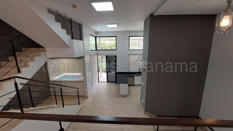 Alquiler de Casa con Línea blanca en Villa Lilla San Francisco| 213 m², 27GP3320
