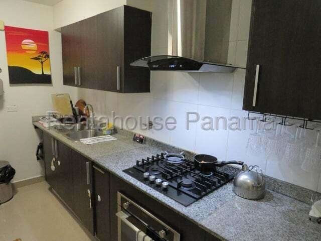 Apartamento de 2 recámaras en Carrasquilla con balcón y piscina