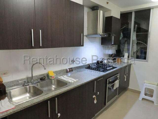 Apartamento de 2 recámaras en Carrasquilla con balcón y piscina
