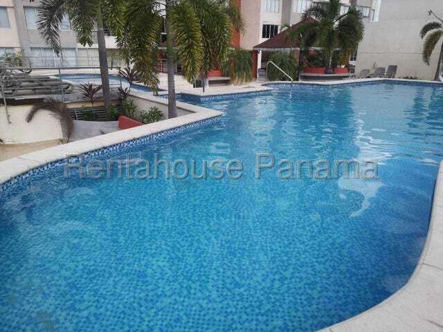 Apartamento de 2 recámaras en Carrasquilla con balcón y piscina