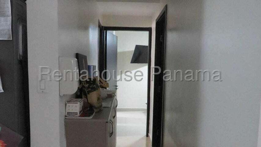 Apartamento de 2 recámaras en Carrasquilla con balcón y piscina