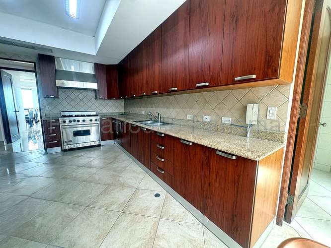 Alquiler Apartamento Amoblado 296 m2 Vista al Mar 3 Recamaras con Bano Punta Pacifica - ALYC 26-5358