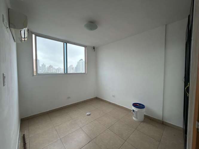 Alquilo apartamento en Vía España, 2 recamaras, vacío, solo A/C, área social completa, 90m2.