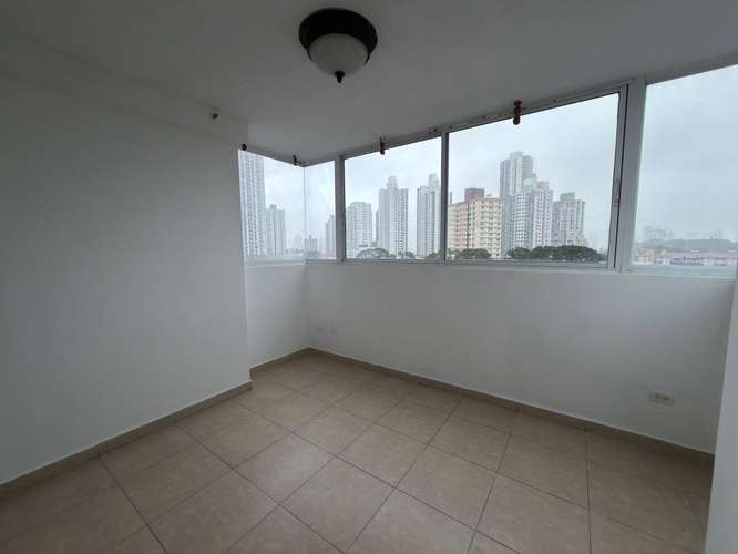 Alquilo apartamento en Vía España, 2 recamaras, vacío, solo A/C, área social completa, 90m2.