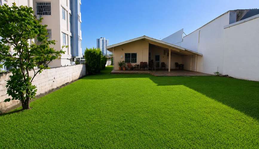 Casa en Parque Lefevre para comercio I com 4 parking y amplio patio
