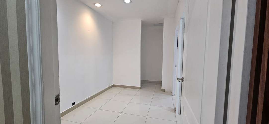 VENTA DE LOCAL U OFICINA EN TOP TOWER A PRECIO DE OPORTUNIDAD  - Imagen 11
