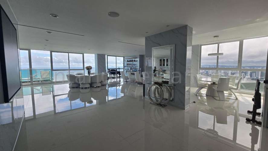 Alquiler de Apartamento en Costa del Este 27-3079CUR