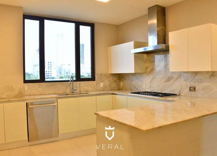 Venta de apartamento con balcón + terraza en PH Santa María Court (BO)