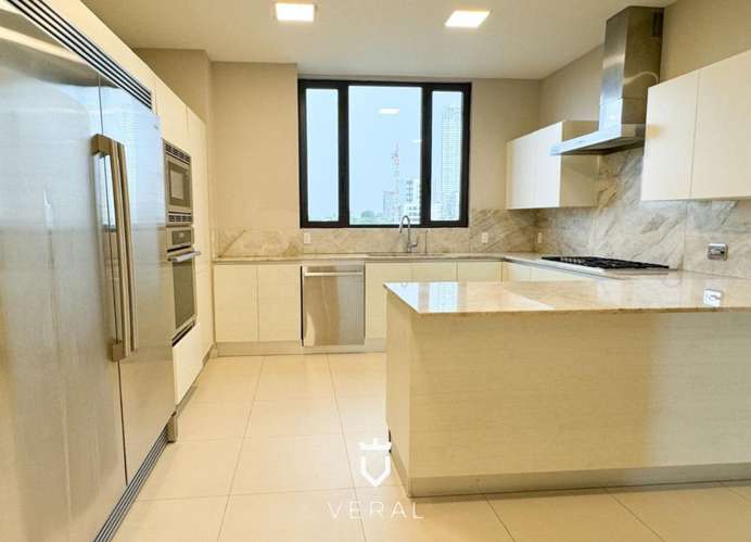Venta de apartamento con balcón + terraza en PH Santa María Court (BO)