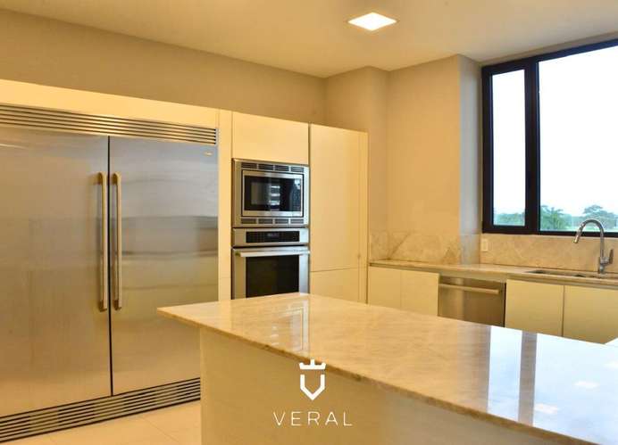 Venta de apartamento con balcón + terraza en PH Santa María Court (BO)