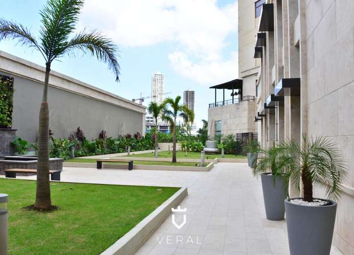 Venta de apartamento con balcón + terraza en PH Santa María Court (BO)