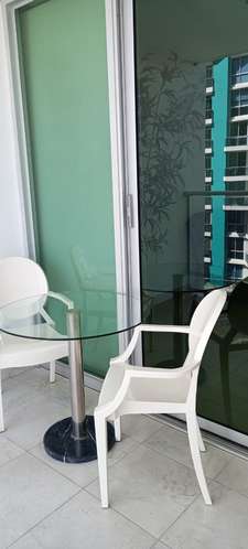 Apartamento amueblado de 3 habitaciones en Ciudad de Panamá con balcón y piscina