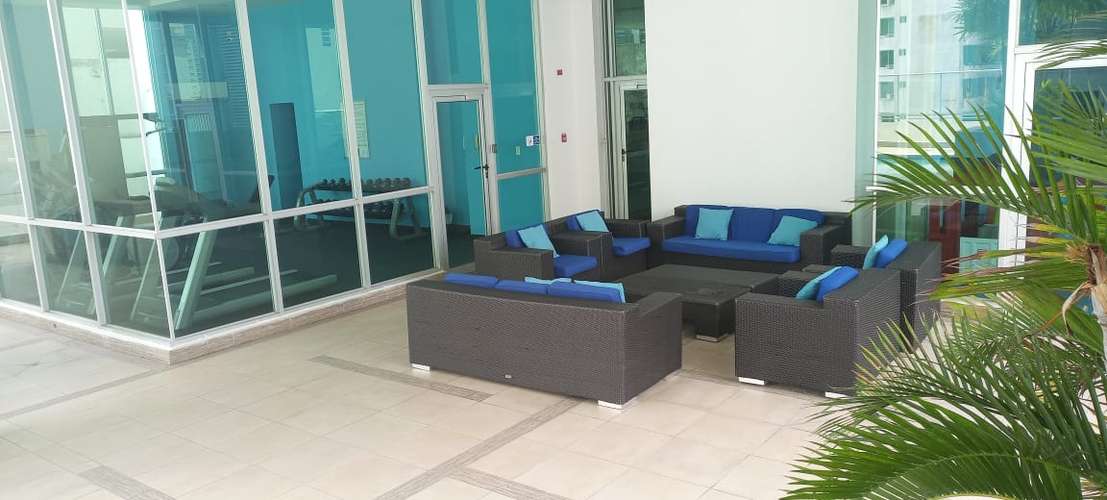 Apartamento amueblado de 3 habitaciones en Ciudad de Panamá con balcón y piscina