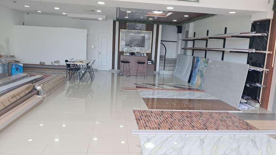 Excelente Local Comercial en Alquiler – Crystal Plaza Mall - Imagen 2