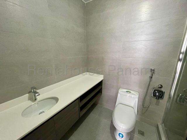 En Vía España: apartamento elegante de 3 dormitorios con área social premium