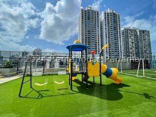 En Vía España: apartamento elegante de 3 dormitorios con área social premium
