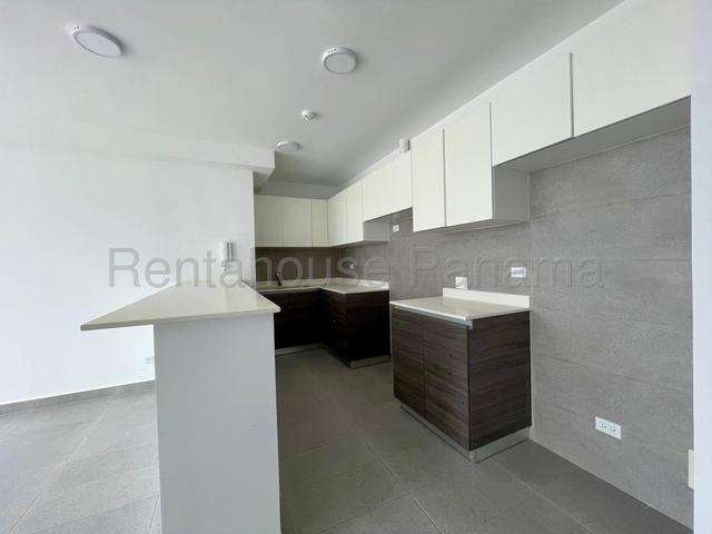 En Vía España: apartamento elegante de 3 dormitorios con área social premium