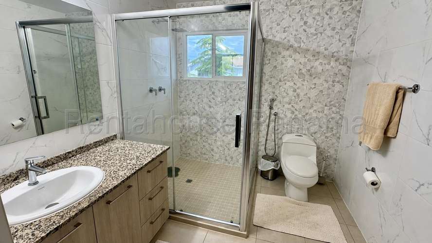 Aquiler de Casa con Espacios funcionales y Tranquilos en Brisas del Golf 27*3312Mfk