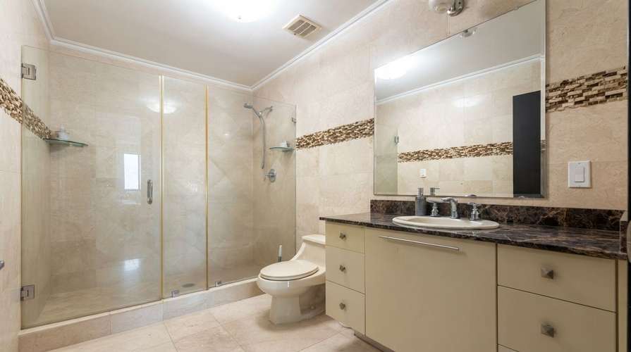 ! Apartamento en Avenida Balboa I amoblado I 2 Rec I con balcón y vista parcial al mar 