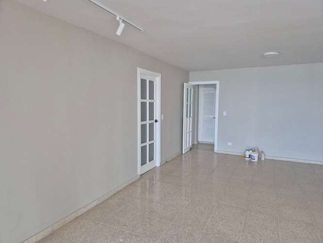 Espectacular apartamento remodelado de 3 recámaras en PH Vista Bella Plaza, piso 15, Marbella con vista al mar