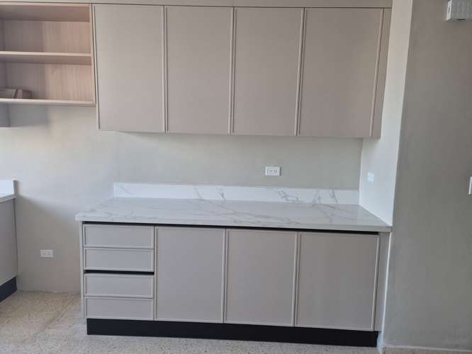 Espectacular apartamento remodelado de 3 recámaras en PH Vista Bella Plaza, piso 15, Marbella con vista al mar