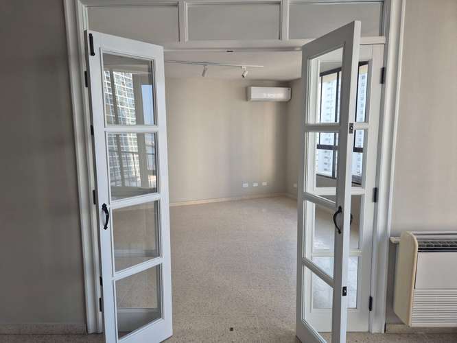 Espectacular apartamento remodelado de 3 recámaras en PH Vista Bella Plaza, piso 15, Marbella con vista al mar