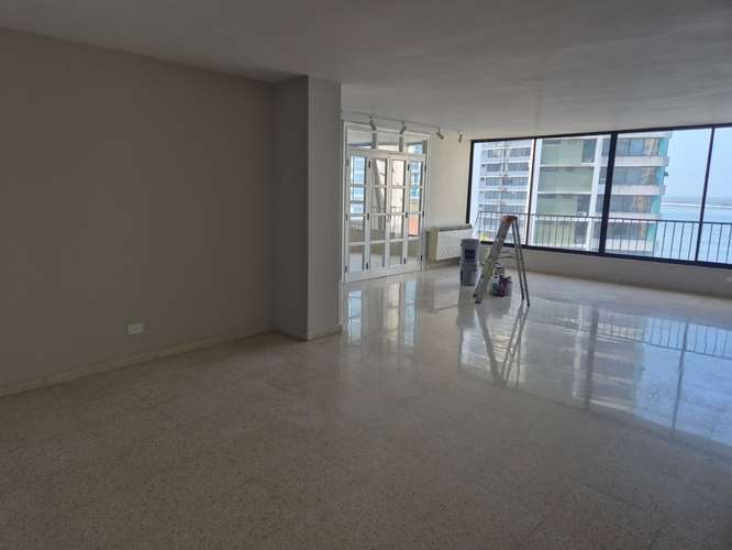 Espectacular apartamento remodelado de 3 recámaras en PH Vista Bella Plaza, piso 15, Marbella con vista al mar