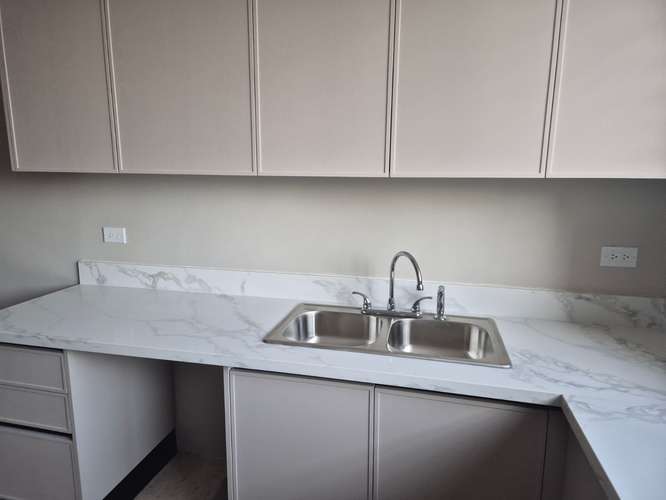 Espectacular apartamento remodelado de 3 recámaras en PH Vista Bella Plaza, piso 15, Marbella con vista al mar
