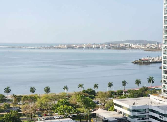 Espectacular apartamento remodelado de 3 recámaras en PH Vista Bella Plaza, piso 15, Marbella con vista al mar