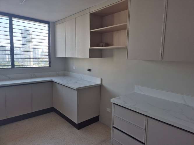 Espectacular apartamento remodelado de 3 recámaras en PH Vista Bella Plaza, piso 15, Marbella con vista al mar