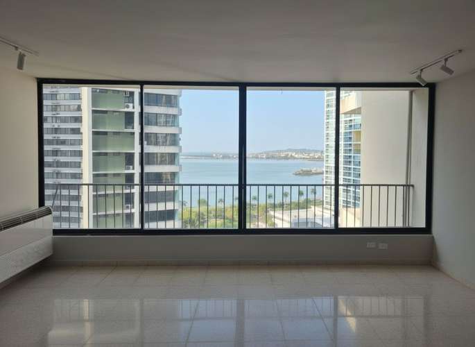 Espectacular apartamento remodelado de 3 recámaras en PH Vista Bella Plaza, piso 15, Marbella con vista al mar