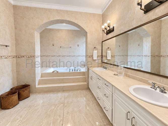Alquiler de Majestuosa Casa en Exclusivo PH Cerrado, Costa del Este 27LGG3240