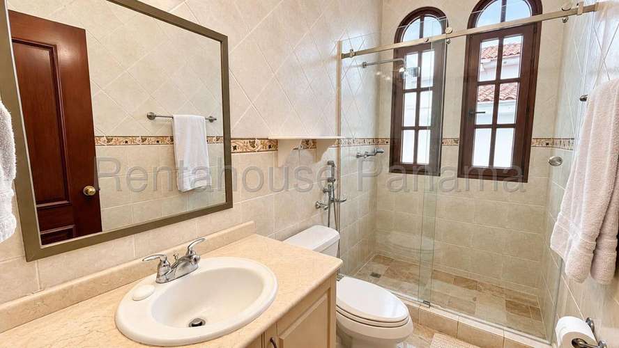 Alquiler de Majestuosa Casa en Exclusivo PH Cerrado, Costa del Este 27LGG3240