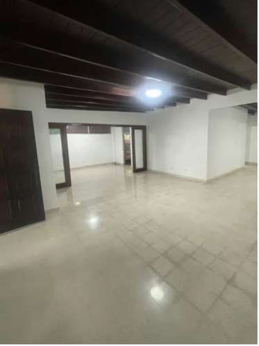 VENTA DE CASA UNIFAMILIAR EN MIRAFLORES – AMPLIO TERRENO DE 1,090 M² - Imagen 3