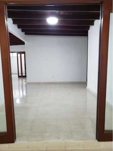 VENTA DE CASA UNIFAMILIAR EN MIRAFLORES – AMPLIO TERRENO DE 1,090 M² - Imagen 4