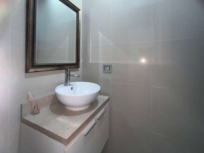 Apartamento Amoblado en Piso Alto con Vista al Mar - Imagen 11
