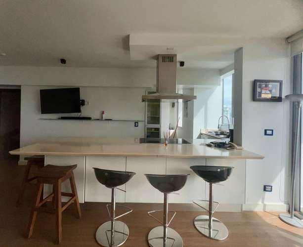 Apartamento Amoblado en Piso Alto con Vista al Mar