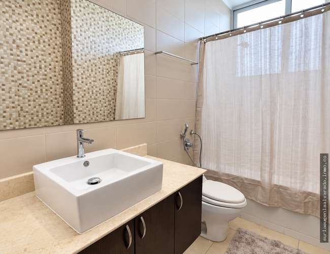 Apartamento de lujo en Costa del Este: 3 recámaras, balcón y 2 estacionamientos