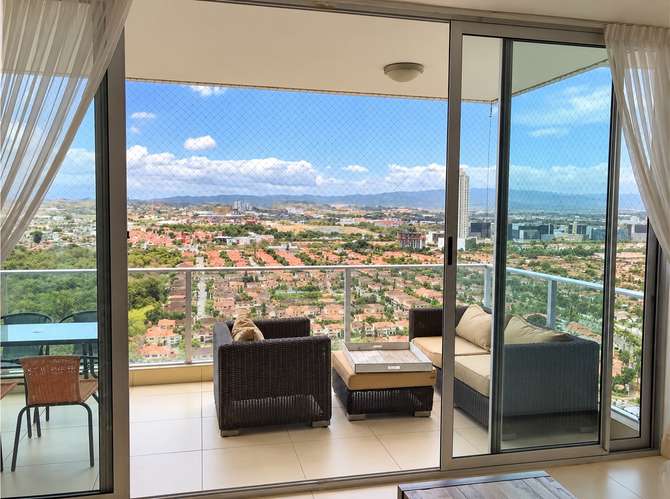 Apartamento de lujo en Costa del Este: 3 recámaras, balcón y 2 estacionamientos