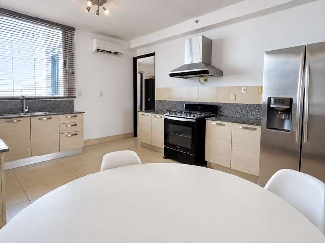 Apartamento de lujo en Costa del Este: 3 recámaras, balcón y 2 estacionamientos