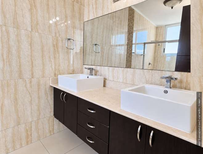 Apartamento de lujo en Costa del Este: 3 recámaras, balcón y 2 estacionamientos