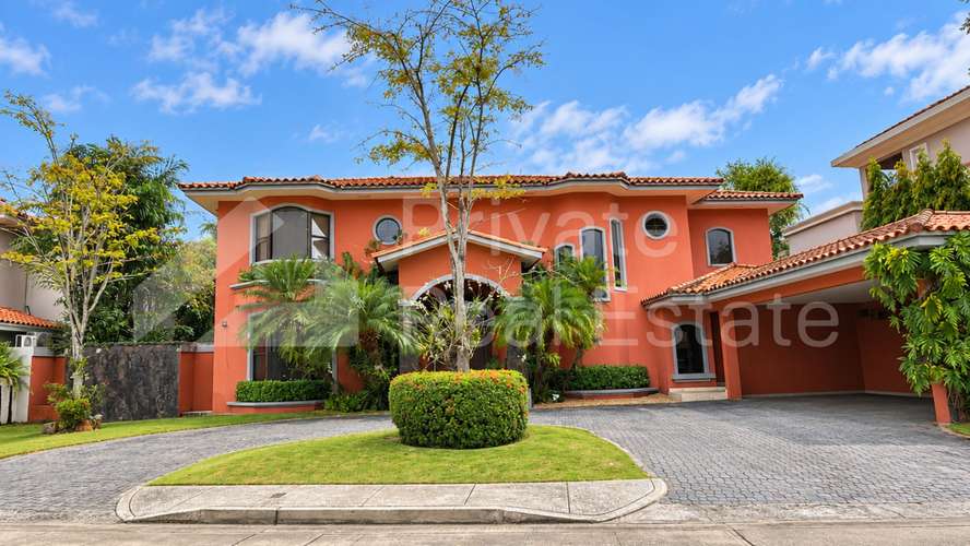 Casa en venta en Magnolias, Costa del Este | Piscina, gimnasio y jardín privado