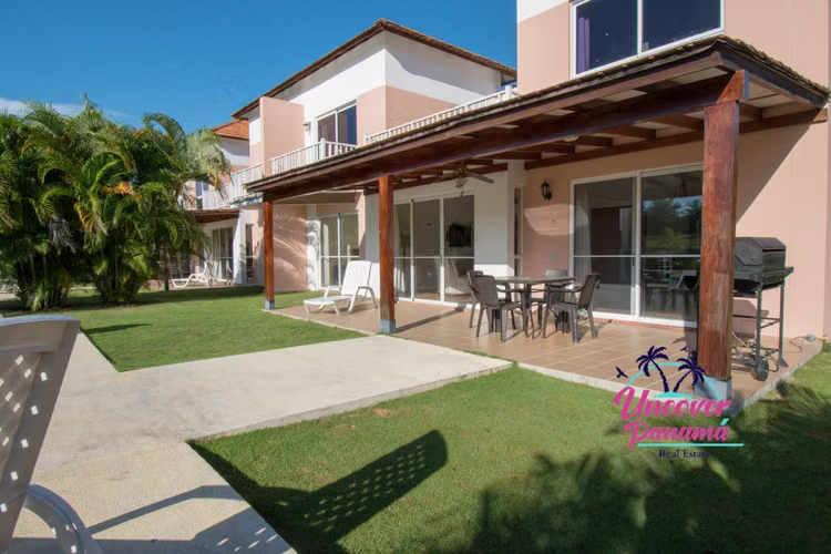 Casa adosada de 3 dormitorios con piscina privada