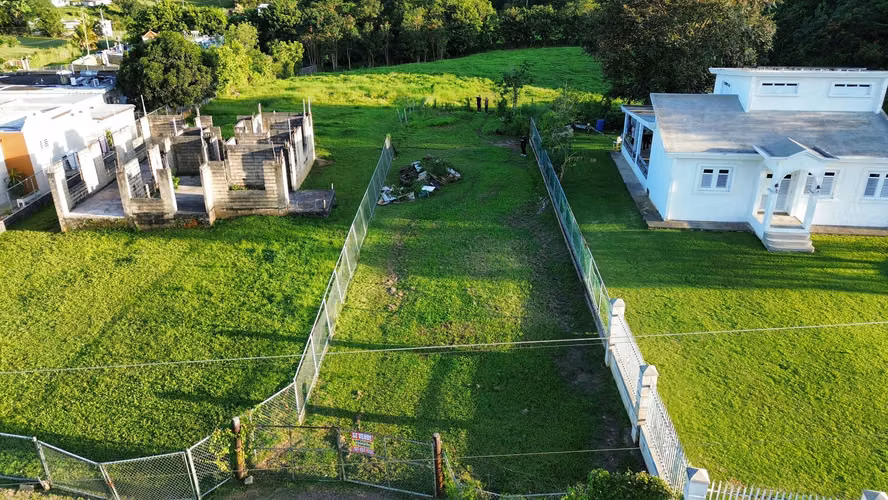 Bo. Sabana Hoyos, Solar en Arecibo