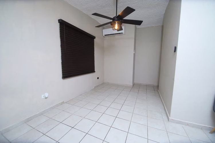 Urb. Reparto Metropolitano, Casa en San Juan