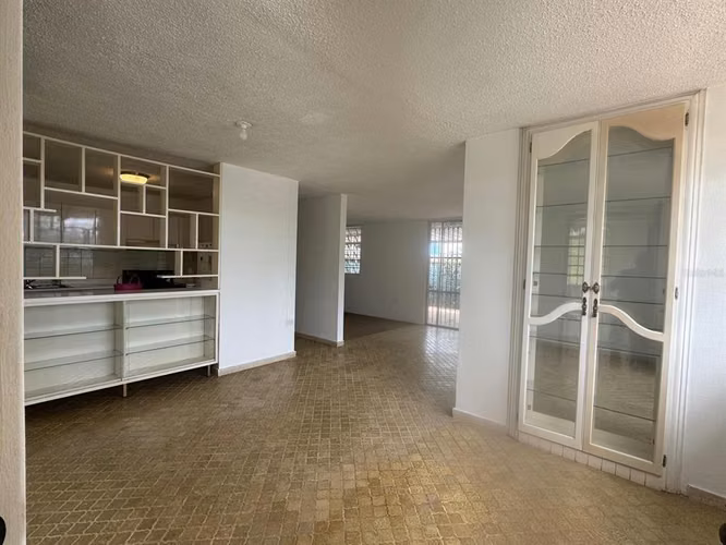 Casa de una sola planta en esquina con 3 dormitorios y 2 baños.