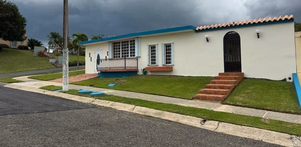 Casa de una sola planta en esquina con 3 dormitorios y 2 baños.