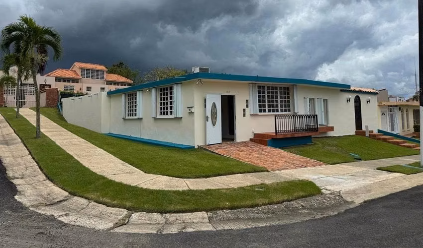 Casa de una sola planta en esquina con 3 dormitorios y 2 baños.