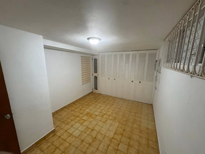 Casa de una sola planta en esquina con 3 dormitorios y 2 baños.